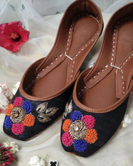 Black embroidered Khussa
