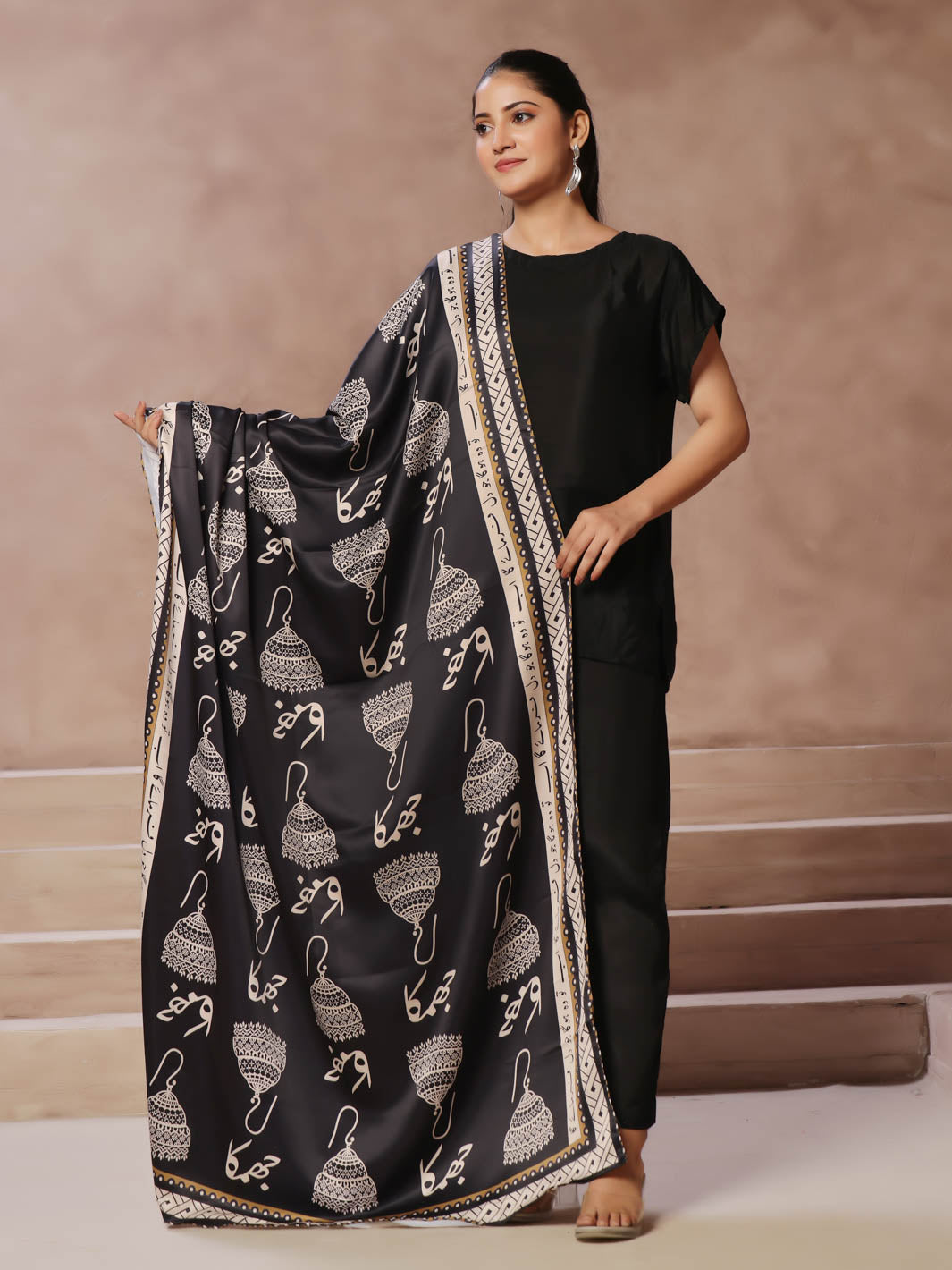 Jhumka Odhni (Black)