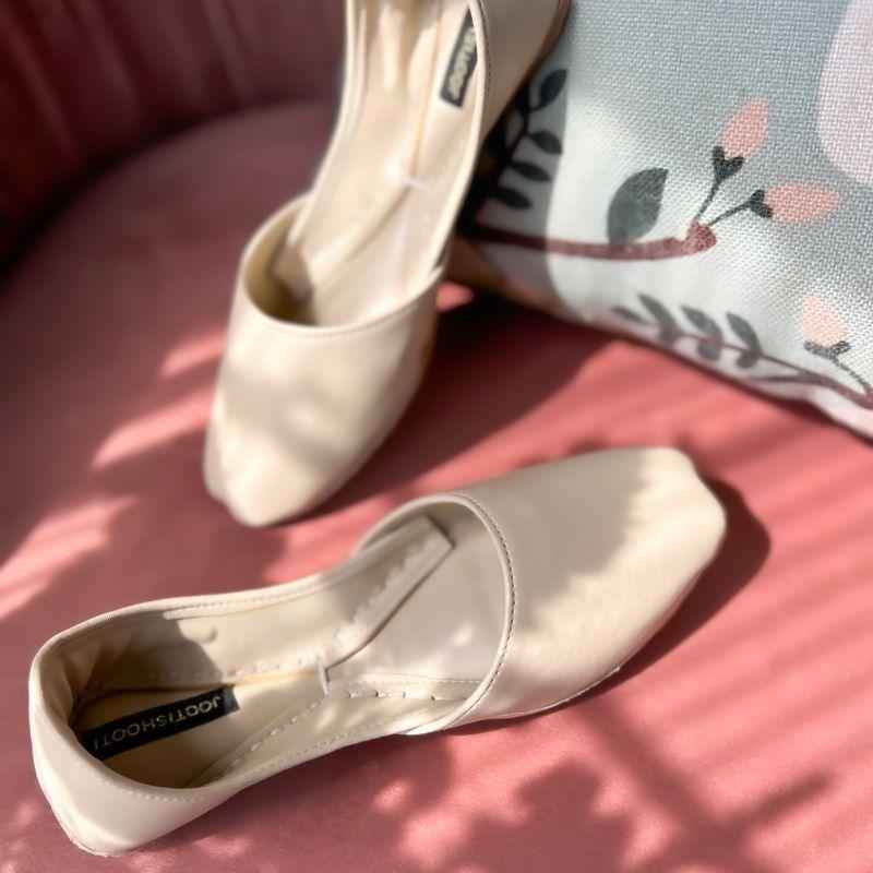 “Cream Nawabi Khussa shoes for women, soft cream leather, elegant ethnic footwear Pakistan”