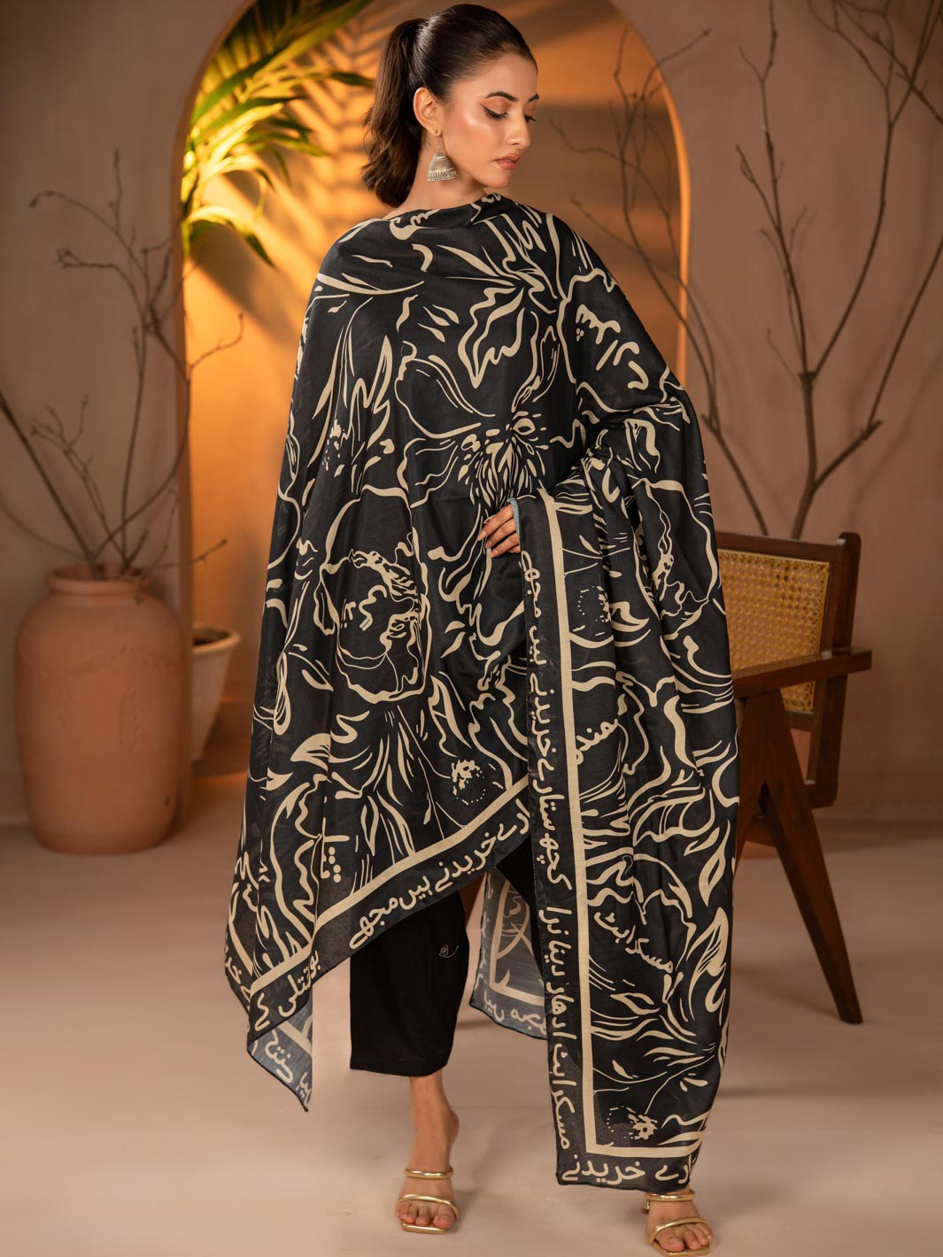 Doodle Art Odhni (Black)
