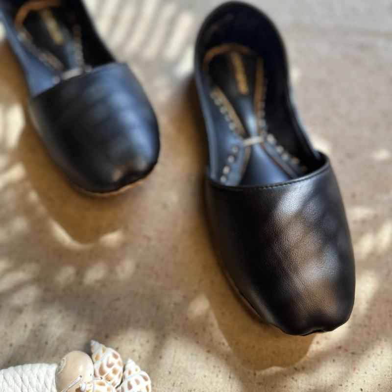 “Black Nawabi Khussa shoes for women, black leather, traditional ethnic footwear Pakistan”