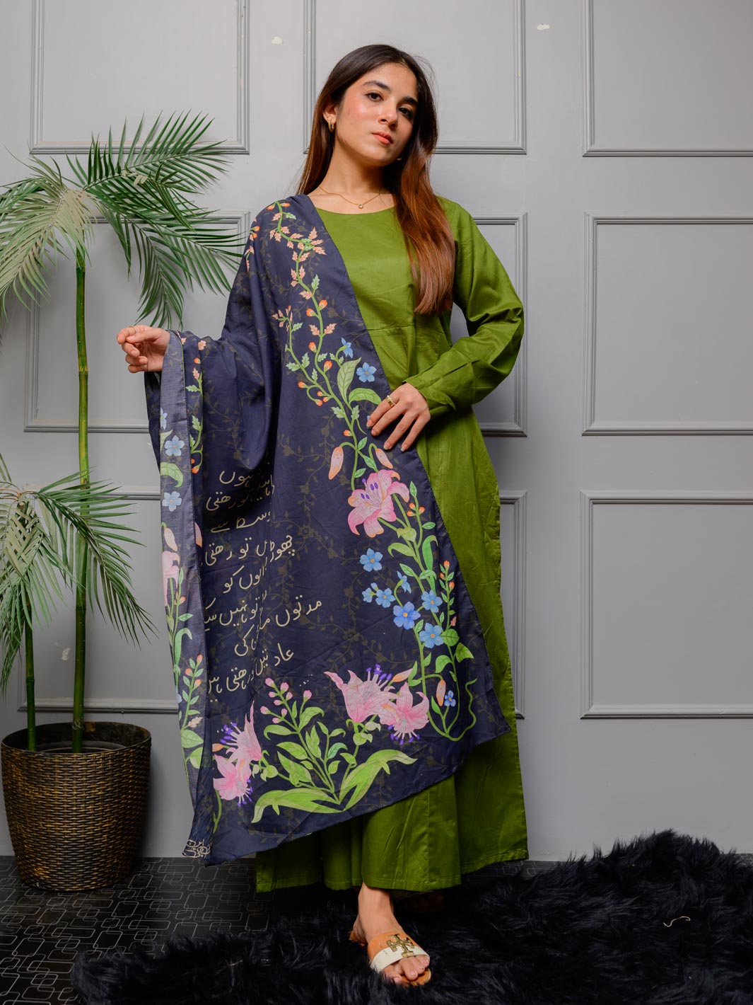 Aadat Stole (Black)