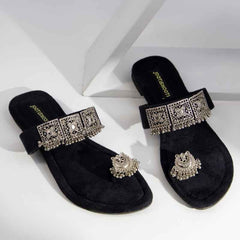 Close-up of Rang-e-Gul Black Kolhapuri chappal highlighting intricate craftsmanship