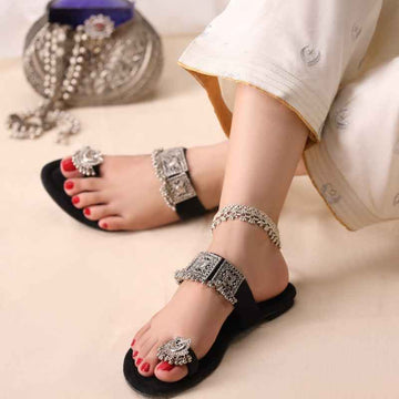 Rang-e-Gul Black Kolhapuri chappal for ladies, stylish and comfortable footwear Pakistan