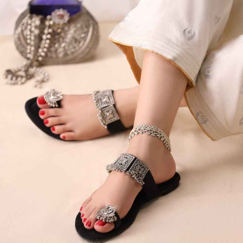 Rang-e-Gul Black Kolhapuri chappal for ladies, stylish and comfortable footwear Pakistan