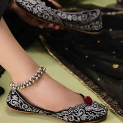 Naqsh-e-Chandi (Red Pompom)