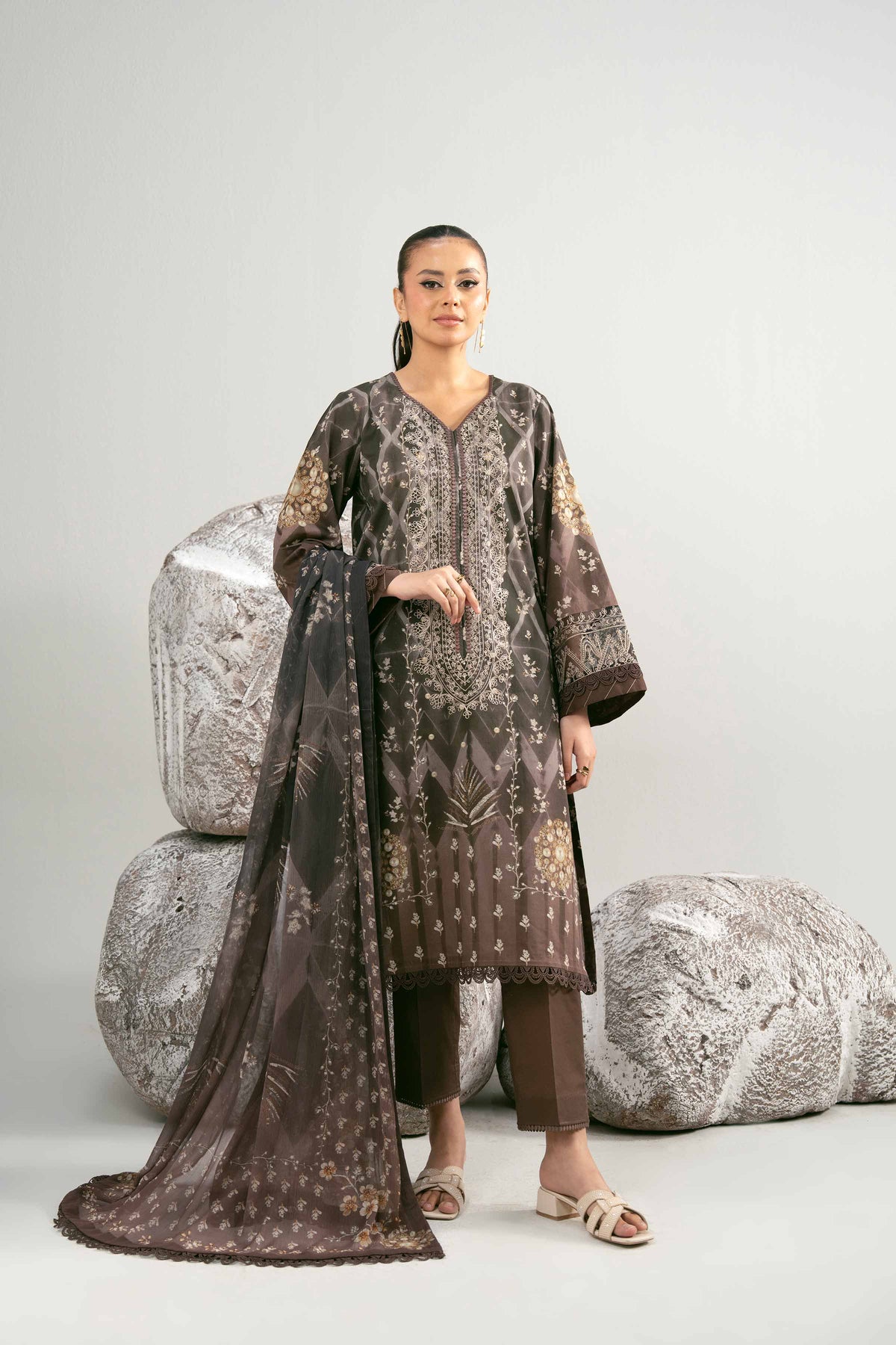42502038 - Nishat Lawn Embroidered 3P