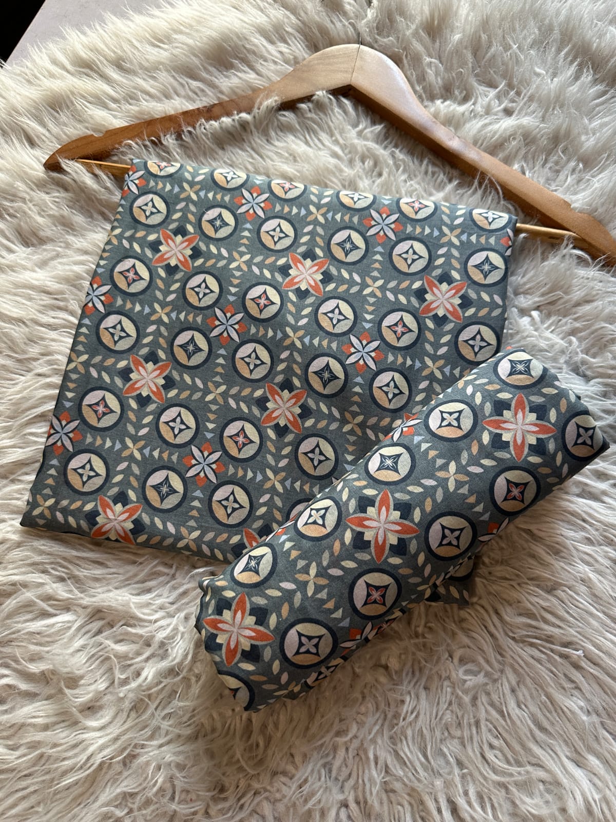 AL142 - Alkaram Printed Lawn 2P
