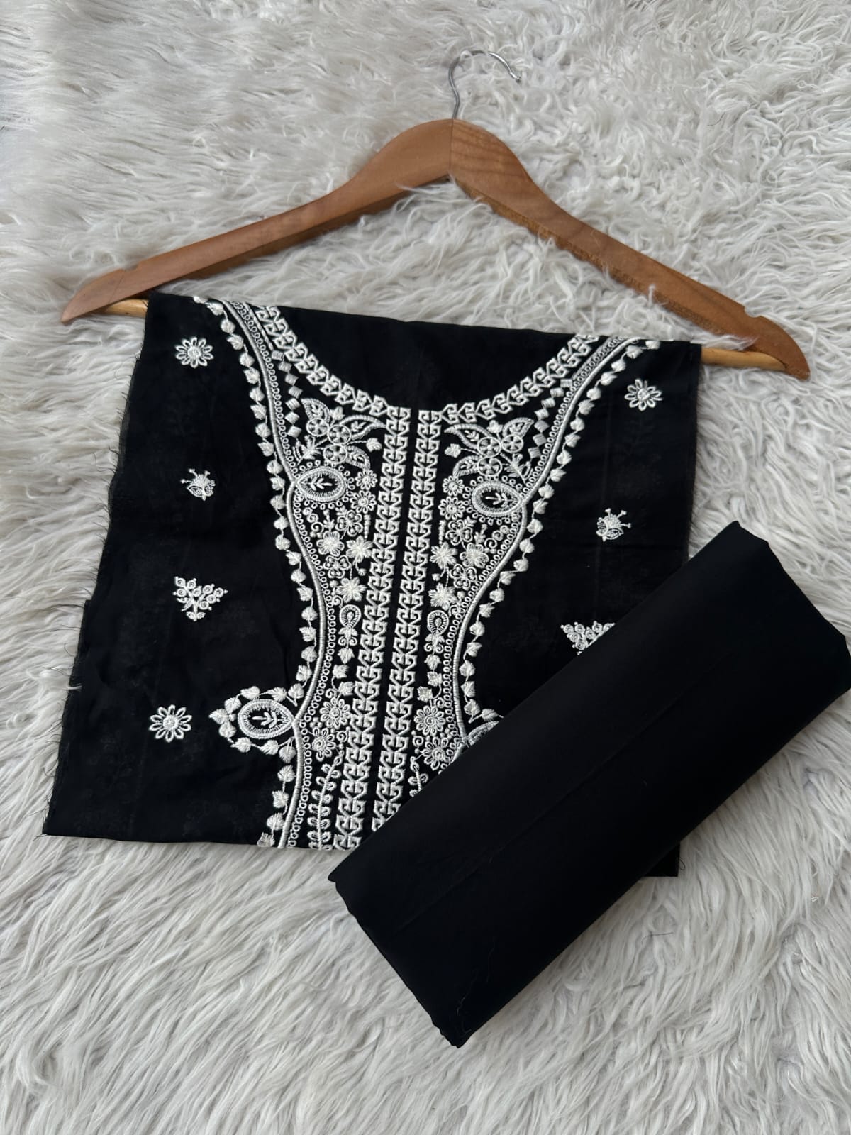 ET2 - Ethnic Embroidered Lawn 2P