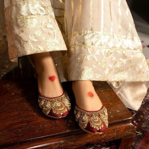 Minal Khan in shahi | maroon artistic khussa